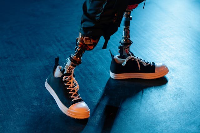 Explore top prosthetic foot options designed for transtibial and transfemoral users. Compare features, flexibility, and function for everyday use